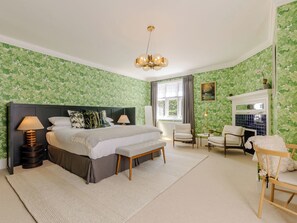 9 bedrooms, free WiFi, bed sheets