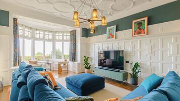 TV, fireplace