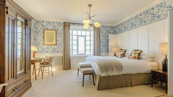 9 bedrooms, free WiFi, bed sheets
