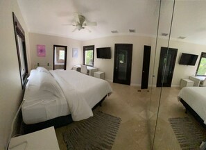 3 habitaciones, caja de seguridad en la habitación y escritorio