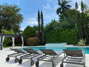 Una piscina al aire libre, una piscina climatizada