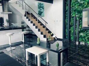 Unclassified image, 4 of 47, button