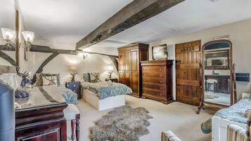 5 bedrooms, free WiFi, bed sheets
