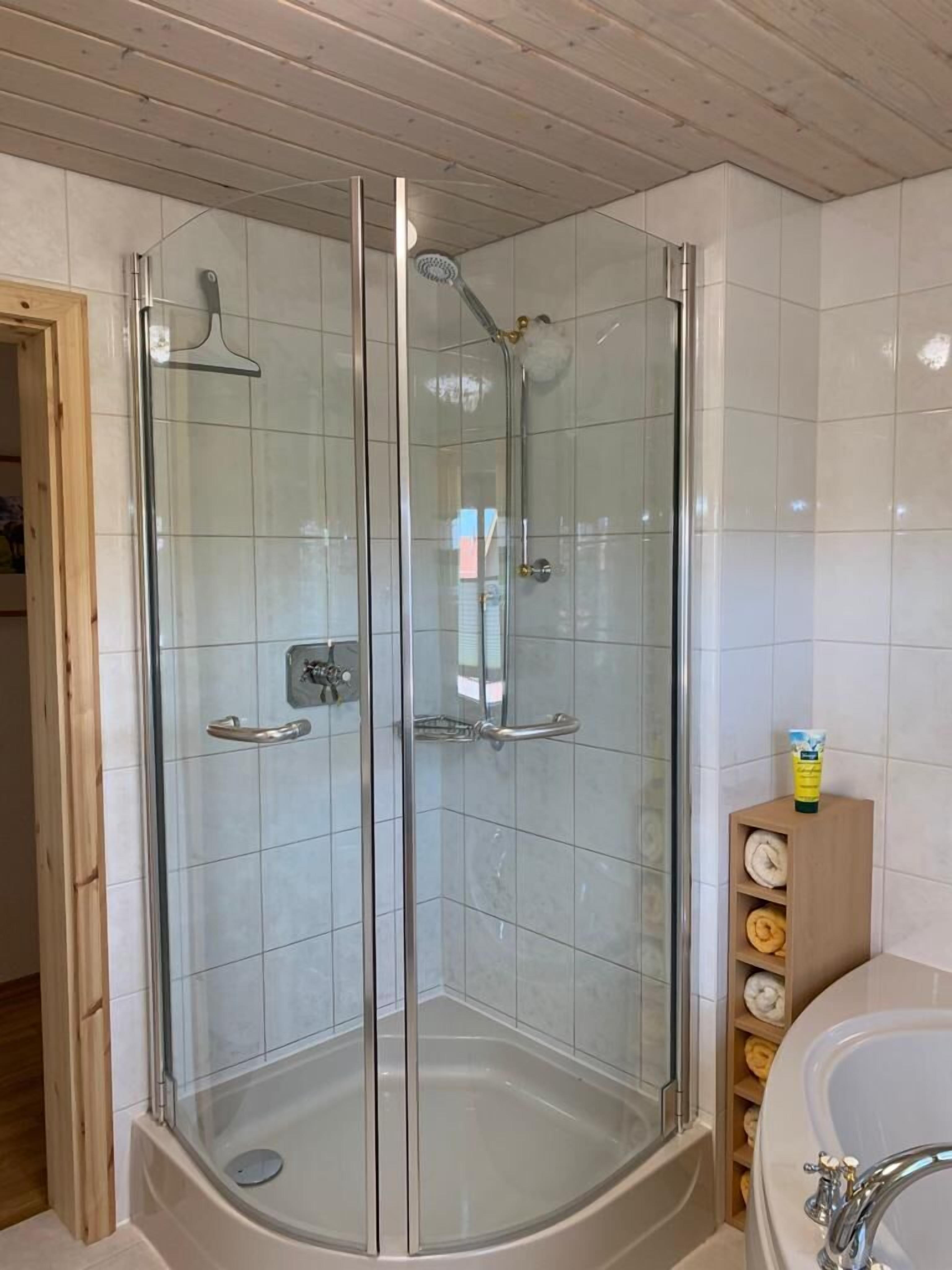 Badewanne, Haartrockner, Handtücher, Seife