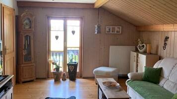 Fernseher, DVD-Player, Bücher