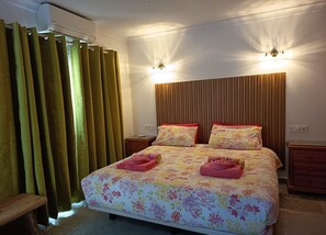 2 chambres, coffres-forts dans les chambres, fer et planche à repasser