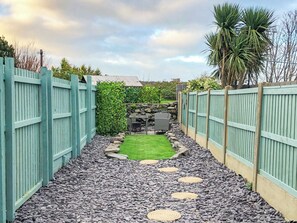 Property grounds - 1 bedroom accommodation in Amlwch (Amlwch)