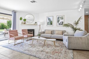 TV connectée, cheminée, écrans d'ordinateur