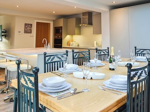 Dining - What a great house for a family celebration. (Walkington)