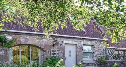 2 bedroom accommodation in Drumcrosshall, Bathgate near Edinburgh