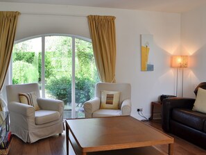 Fireplace - 2 bedroom accommodation in Drumcrosshall, Bathgate near Edinburgh (Drumcrosshall, Bathgate near Edinburgh)