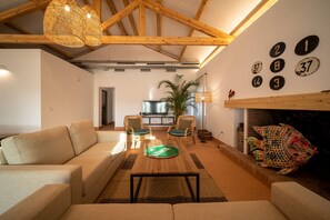 Flatscreentelevisie en een open haard