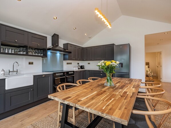 Dishwasher, high chair - 3 bedroom accommodation in Southrepps (Southrepps)