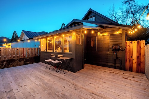 Warren House · 1800s Cottage · Hot Tub · Game Room · 3BR · Downtown Rogue River