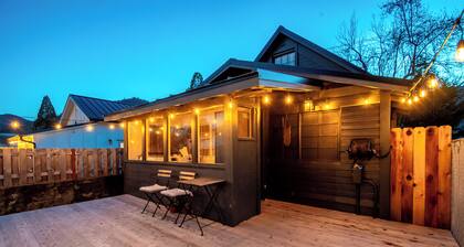 Warren House · 1800s Cottage · Hot Tub · Game Room · 3BR · Downtown Rogue River
