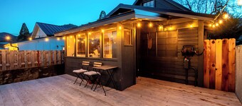 Downtown Rogue River, Game Room, 70" Smart TV, Two Minutes to I-5
