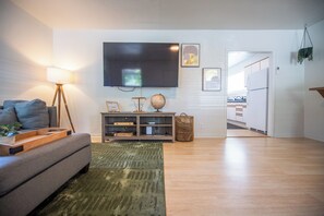 Smart-tv, ett bordtennisbord och böcker