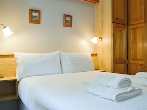 2 bedrooms, WiFi (free), bed sheets