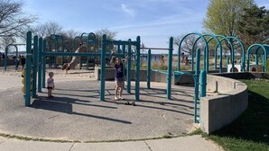 Un parque infantil con estructuras para escalar y un tobogán.