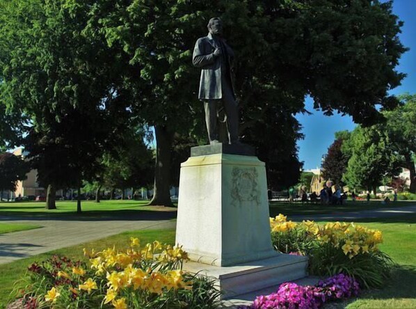 A statue in a park with a clear sky. - Cozy Queen Ground Floor Studio Near Downtown Muskegon (Muskegon)