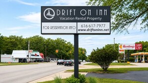 Señal de Drift on Inn, una propiedad de alquiler vacacional, con un número de contacto y sitio web.