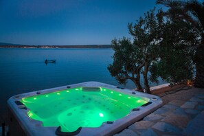 Outdoor spa tub