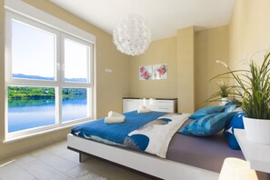 4 bedrooms, in-room safe, travel cot, Internet