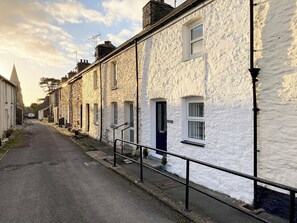 Exterior - A cosy coastal cottage, offering a beautiful retreat for two. (Llanrhystud)