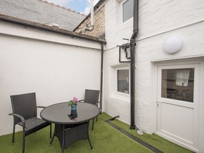 Outdoor dining - A cosy coastal cottage, offering a beautiful retreat for two. (Llanrhystud)