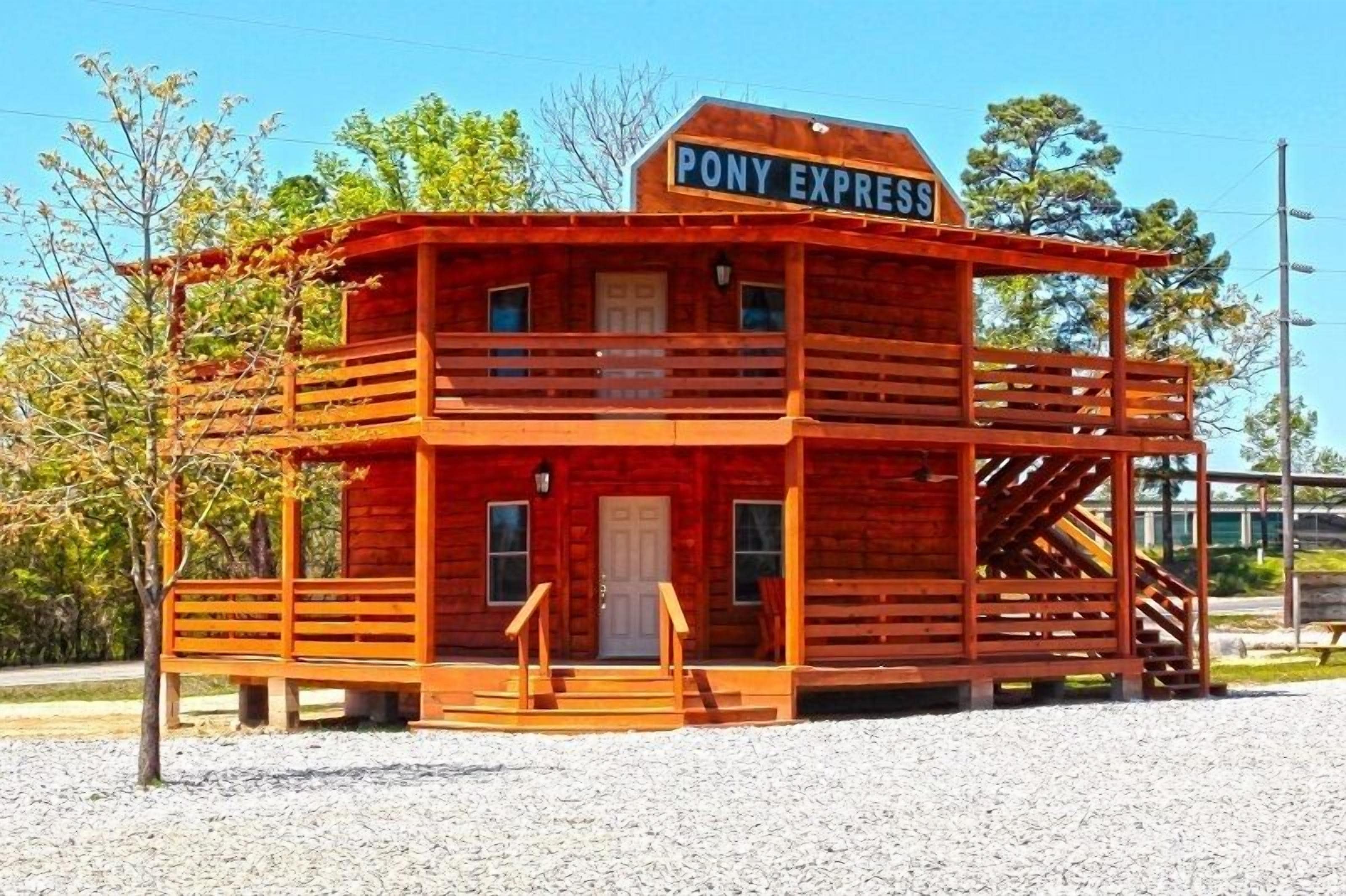 Un bâtiment en bois à deux étages, sur lequel on peut lire l’inscription « PONY EXPRESS ».