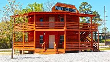 Un bâtiment en bois à deux étages, sur lequel on peut lire l’inscription « PONY EXPRESS ».
