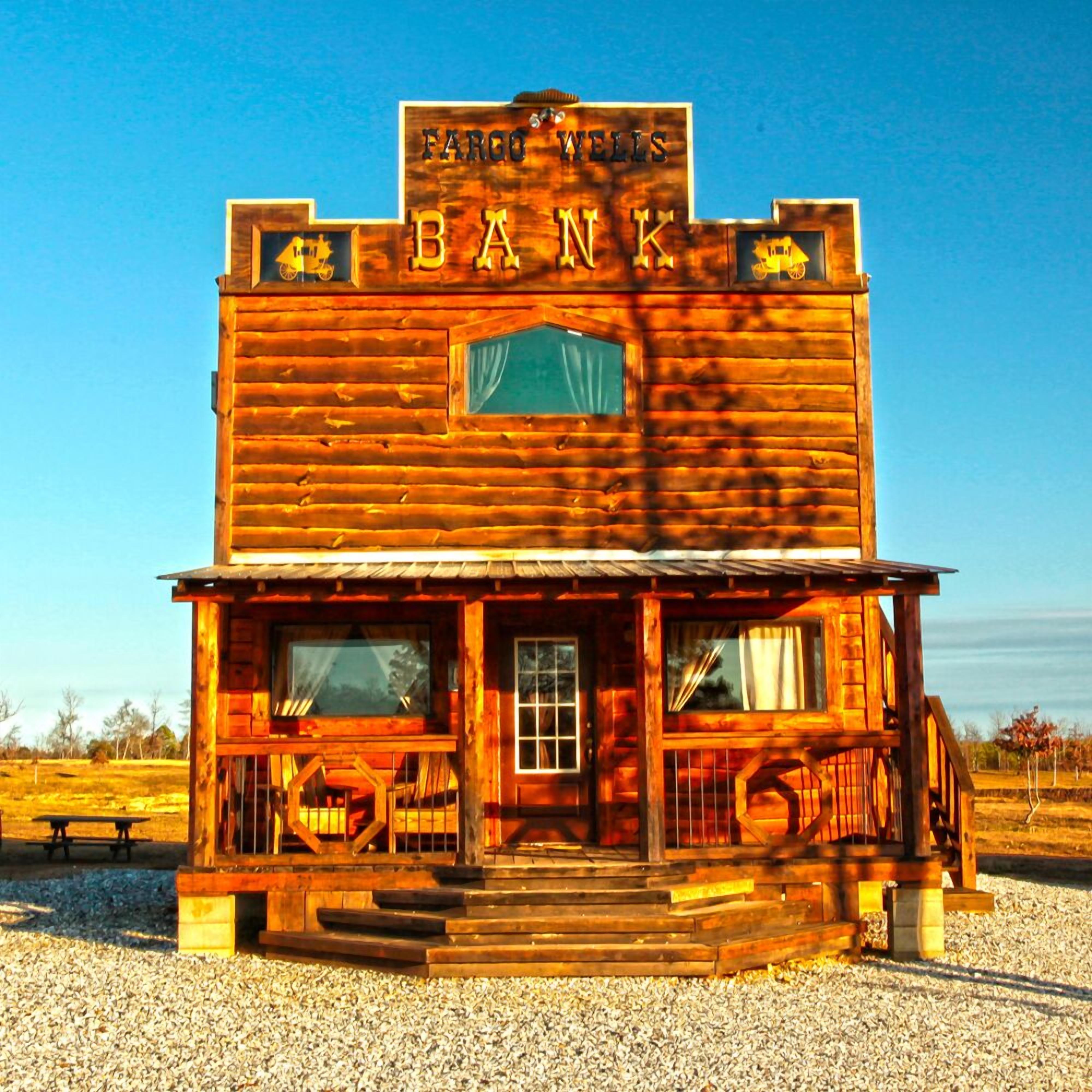 Un bâtiment de banque en bois avec une enseigne indiquant « Fargo Wells Bank ».