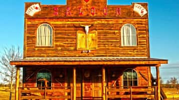 Romantic Cabin | 1 bedroom, individually furnished, free WiFi, bed sheets