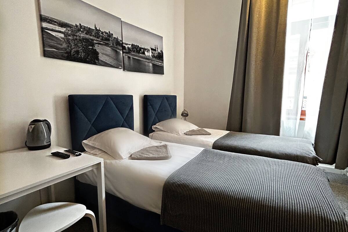 Tabla de planchar con plancha, wifi gratis y ropa de cama