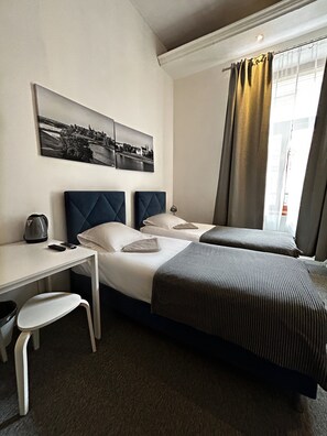 Chambre triple Confort | Fer et planche à repasser, accès au Wi-Fi (inclus), literie fournie