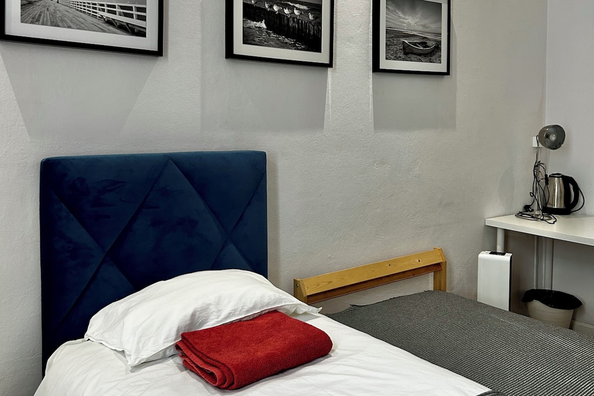 Tabla de planchar con plancha, wifi gratis y ropa de cama