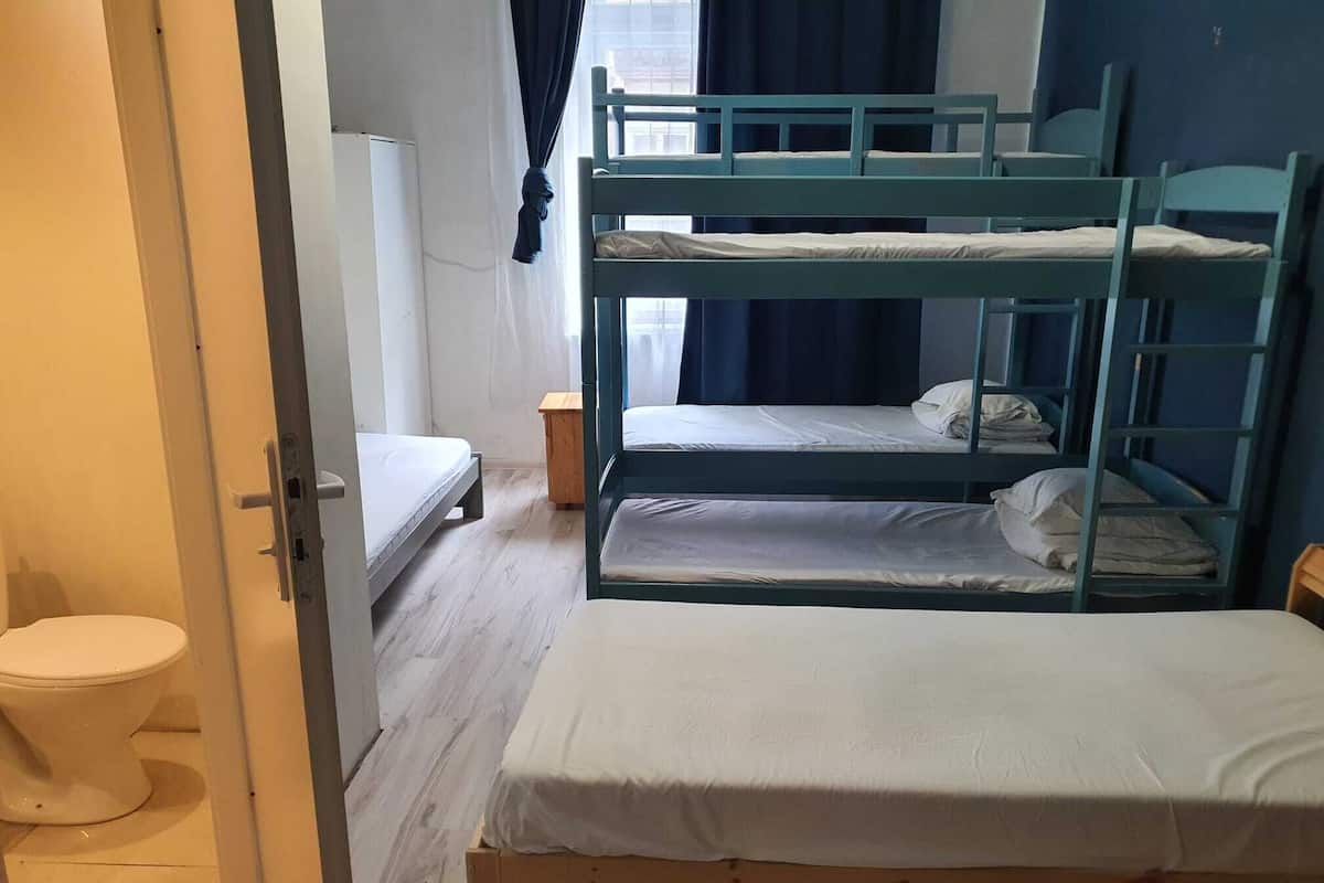 Tabla de planchar con plancha, wifi gratis y ropa de cama
