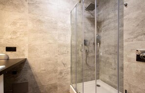 Comfort Double or Twin Room, Courtyard View | Bathroom | Towels - AMEN Aparthotel Curie 8 (Kraków)