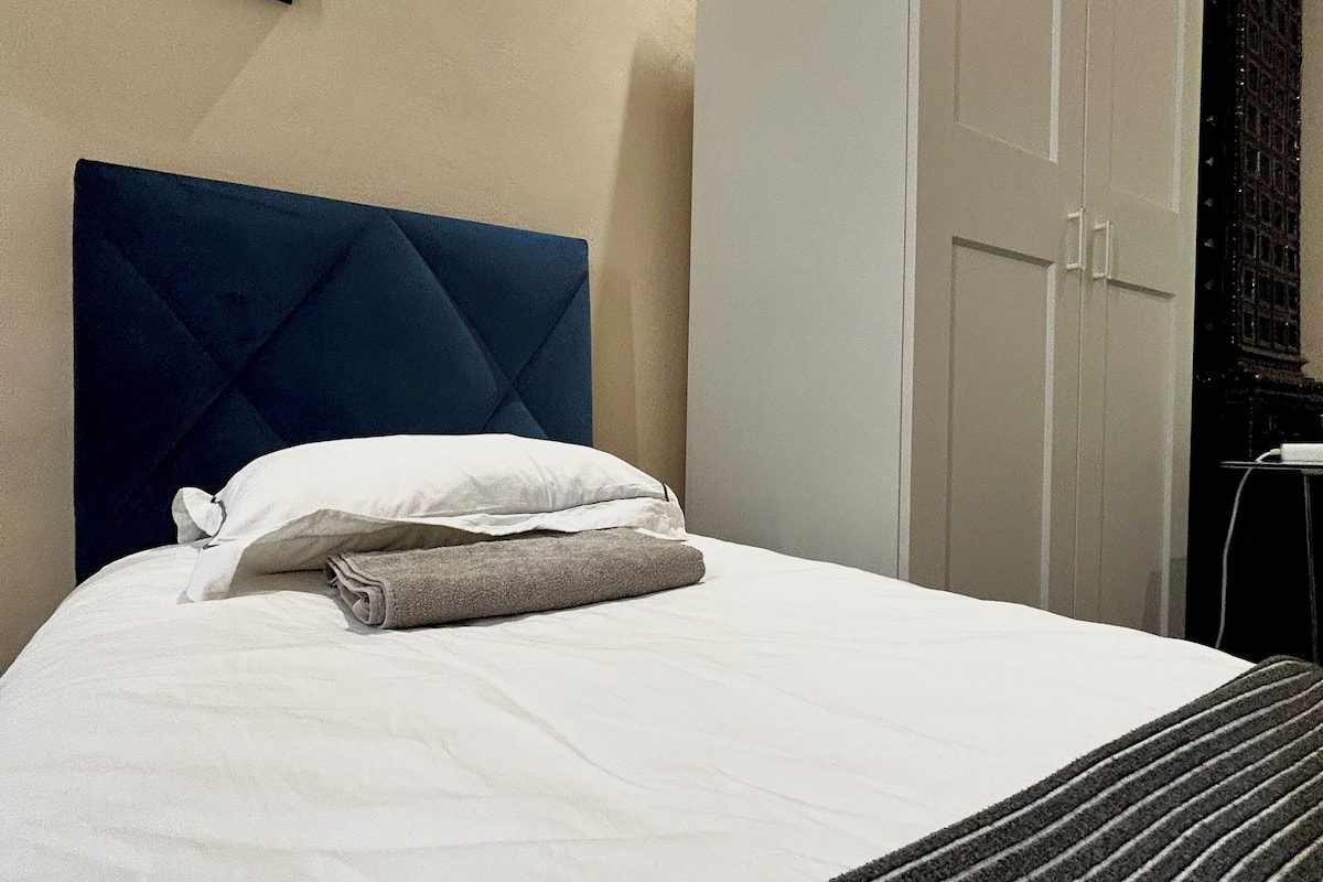 Tabla de planchar con plancha, wifi gratis y ropa de cama