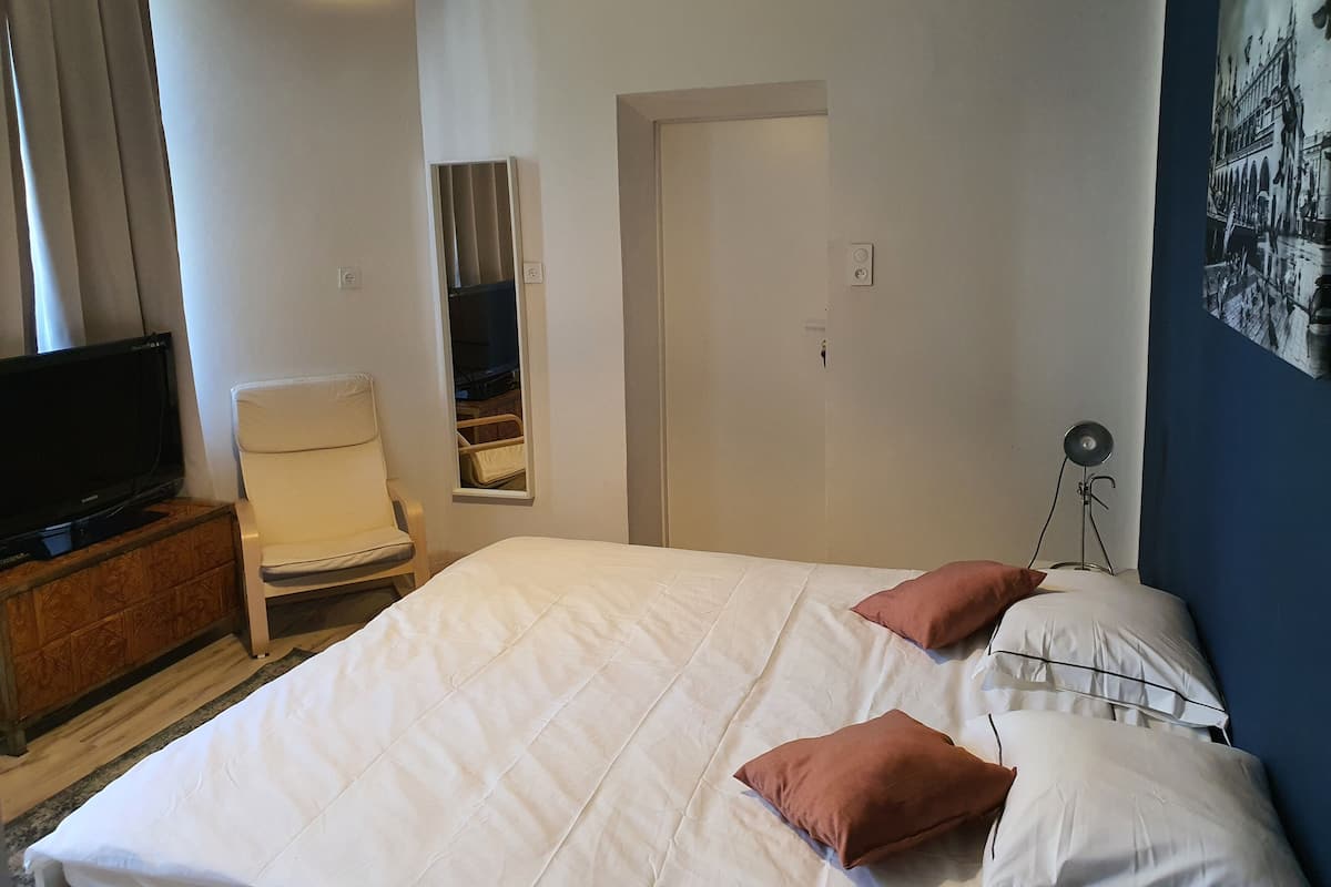 Tabla de planchar con plancha, wifi gratis y ropa de cama
