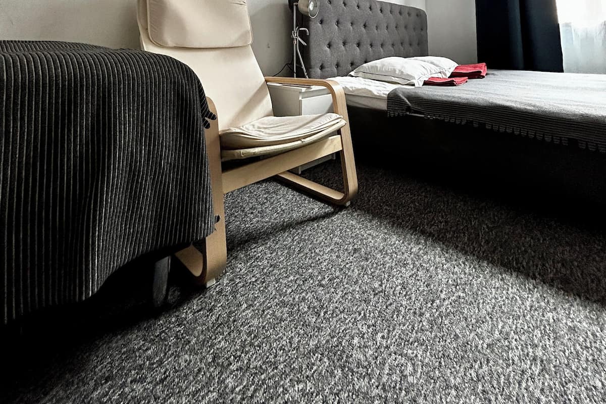 Tabla de planchar con plancha, wifi gratis y ropa de cama