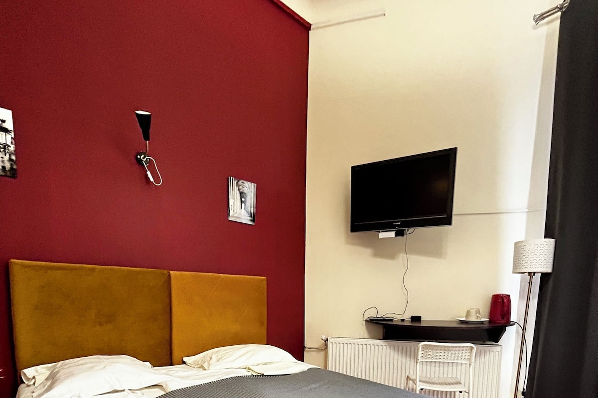 Tabla de planchar con plancha, wifi gratis y ropa de cama