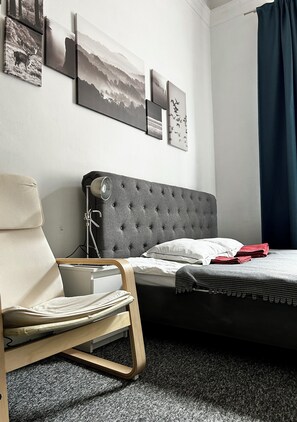 Chambre triple Confort | Fer et planche à repasser, accès au Wi-Fi (inclus), literie fournie