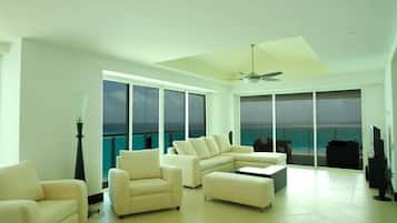 Apartamento superluxo | Área de estar | TV LCD 32 polegadas com canais digitais, TV, Netflix