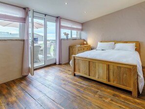 2 bedrooms, travel cot, free WiFi, bed sheets