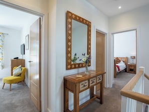 5 bedrooms, free WiFi, bed sheets
