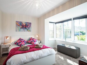 5 bedrooms, free WiFi, bed sheets
