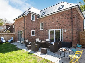 Outdoor dining - 5 bedroom accommodation in Everton (Everton)