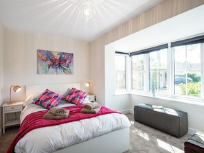 5 bedrooms, free WiFi, bed sheets