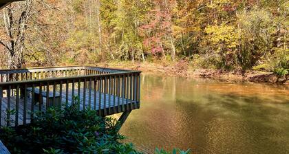 River’s Edge Retreat: Amazing Views, Screen Porch, Decks, Grill, Fish, One Floor